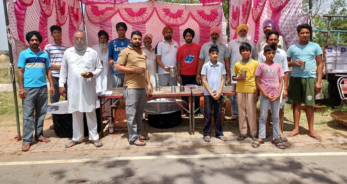 रूड़की गांव में लगा ठंडे मीठे जल की छबील लगाई गई
